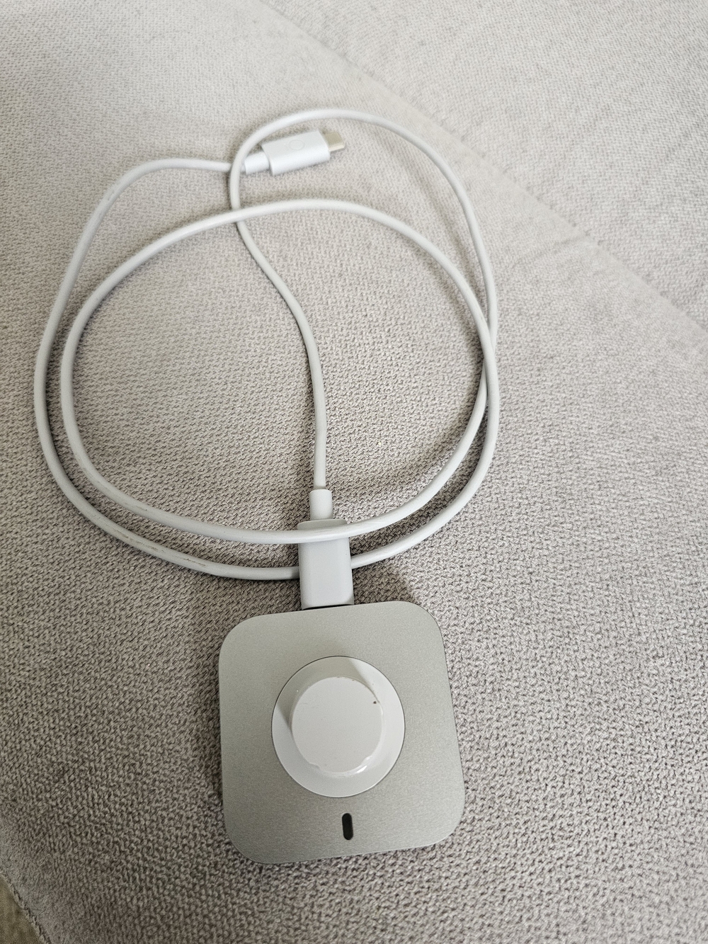 Oura Ring 4 smart ring charger for a size 9 ring